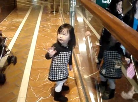 น่ารัก! หนูน้อยยืนบ๊ายบายลูกค้าห้างดังในบอสตัน