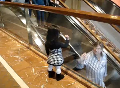 น่ารัก! หนูน้อยยืนบ๊ายบายลูกค้าห้างดังในบอสตัน