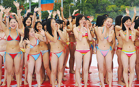 จีนถ่ายภาพหมู่สาว ๆ นุ่งบิกินี่ทุบสถิติโลก