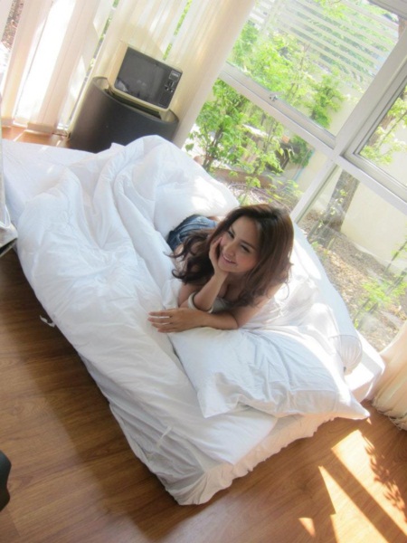 อู้ววว! กระแต โชว์อึ๋มรับลมทะเล ในรายการ Girlfriend TV