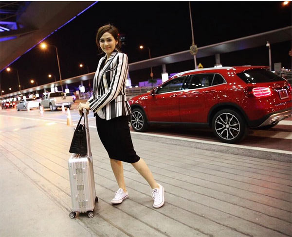 ชมพู่ ในลุคสบาย ๆ แต่เก๋ใช่เล่น เตรียมบินลัดฟ้าไปปารีส ชมแฟชั่นโชว์ระดับโลก