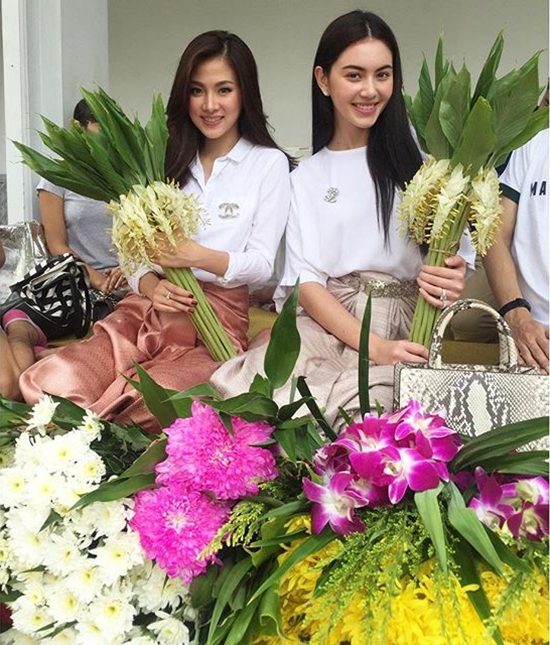 ใบเฟิร์น ใหม่ สองสาวคู่ซี้ ร่วมตักบาตรดอกไม้ในชุดขาว  