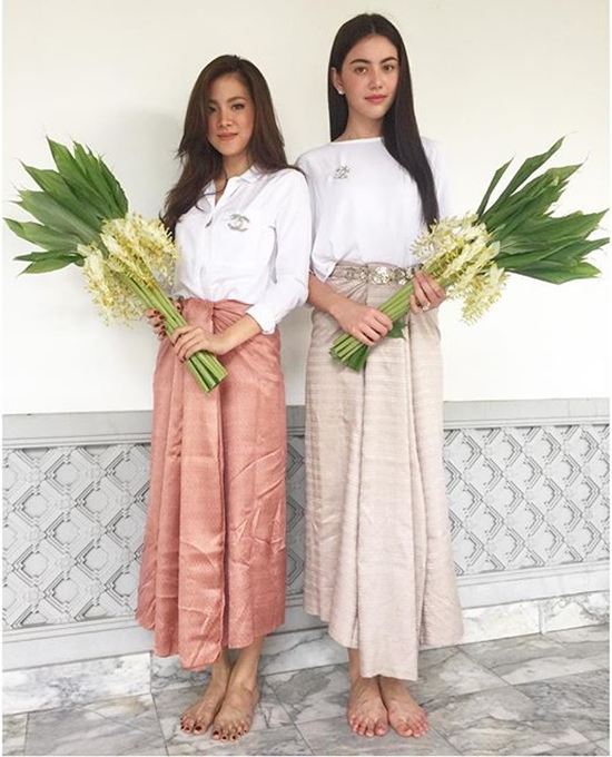 ใบเฟิร์น ใหม่ สองสาวคู่ซี้ ร่วมตักบาตรดอกไม้ในชุดขาว  