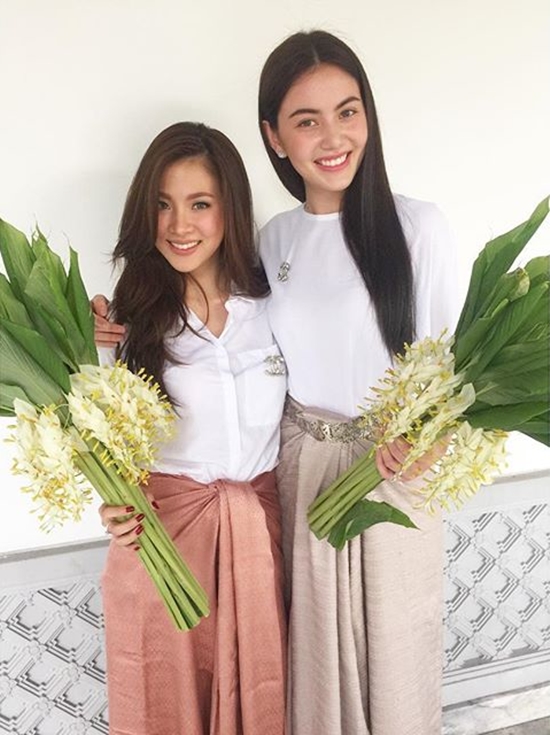 ใบเฟิร์น ใหม่ สองสาวคู่ซี้ ร่วมตักบาตรดอกไม้ในชุดขาว  