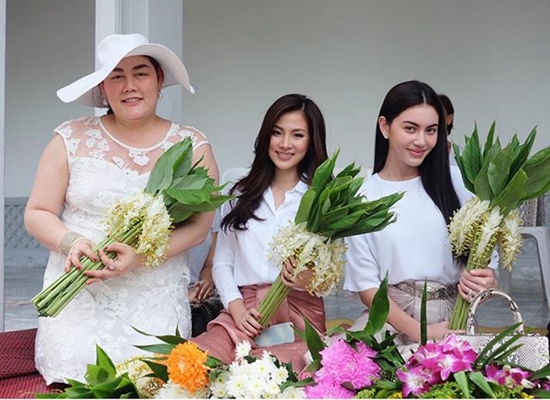 ใบเฟิร์น ใหม่ สองสาวคู่ซี้ ร่วมตักบาตรดอกไม้ในชุดขาว  