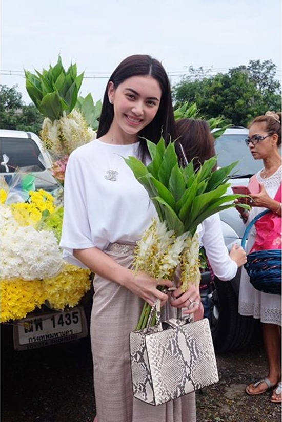 ใบเฟิร์น ใหม่ สองสาวคู่ซี้ ร่วมตักบาตรดอกไม้ในชุดขาว  