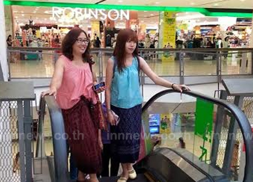 ใส่ชุดไทยไปช้อปปิ้ง