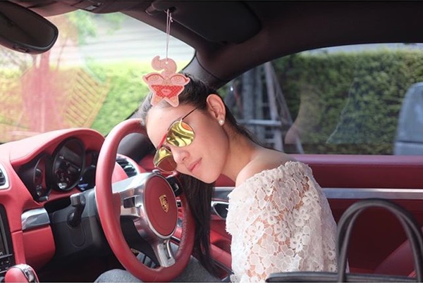 ใหม่ ดาวิกา ในรถปอร์เช่คันหรู