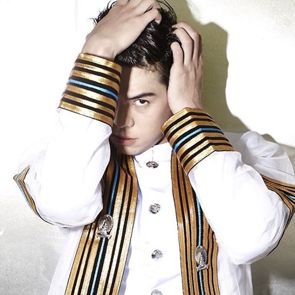 พีช พชร เผยภาพสุดเท่ในชุดครุย