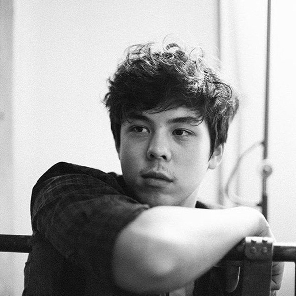 พีช พชร เผยภาพสุดเท่ในชุดครุย