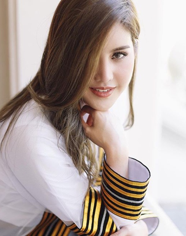 หญิง น้องสาวกอล์ฟ-ไมค์ ซ้อมรับปริญญา