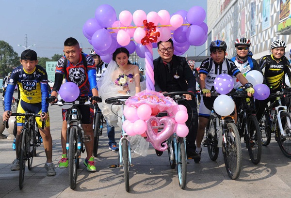 ปั่นจักรยานฉลองวิวาห์