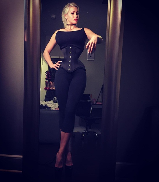 สาวคลั่งไคล้หุ่นเพอร์เฟคท์บอดี้แบบตัวการ์ตูน