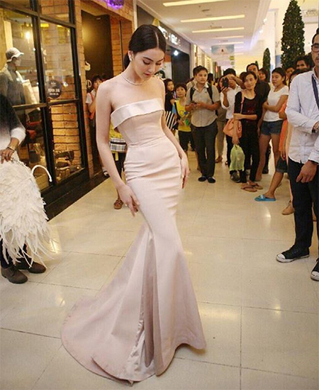 ชุดราตรียาวดารา