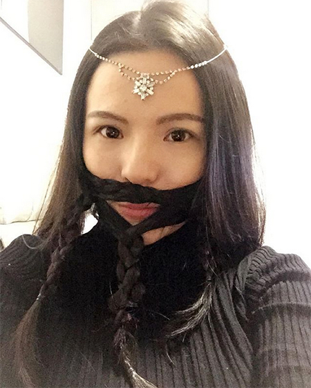 ผู้หญิงใช้ผมมาแปะเป็นหนวดเครา