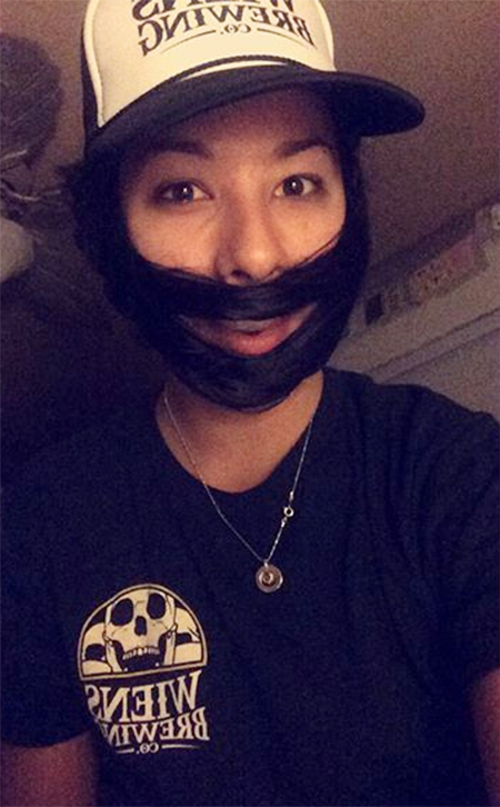 ผู้หญิงใช้ผมมาแปะเป็นหนวดเครา