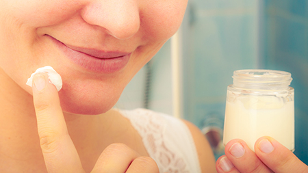 เครื่องสำอางที่ควรพกเวลาเดินทาง