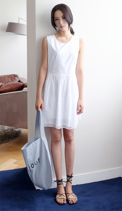 ชุดเดรสสีขาว ชุดเดรสสีขาว