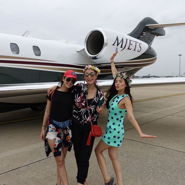 พลอย เฌอมาลย์ ลีเดียร์ ขึ้นเครื่องบิตเจ็ตไปภูเก็ต