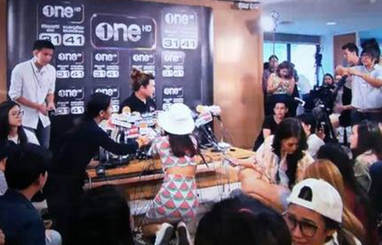 นักข่าวชุดแตงโม