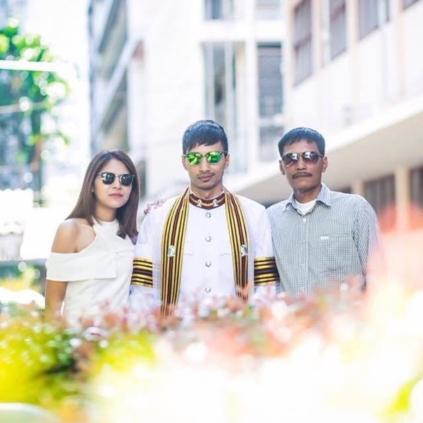 บัณฑิตจุฬาฯ ก้มกราบเท้าพ่อ