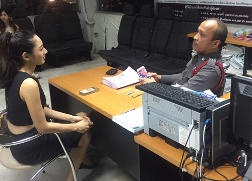 ไฮโซม่านฟ้ายกพวกตบน้ำเพชร