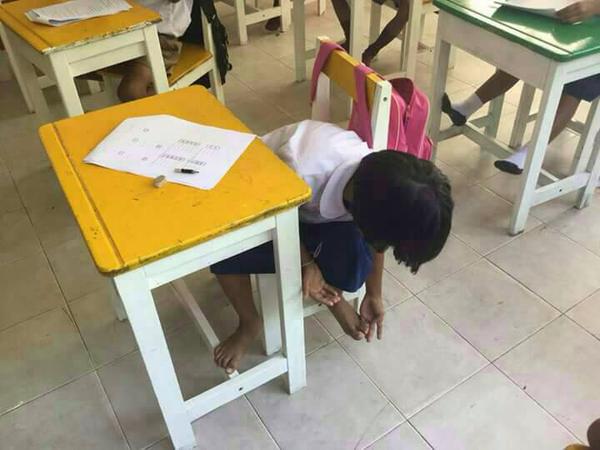 เด็กใช้เท้านับเลข