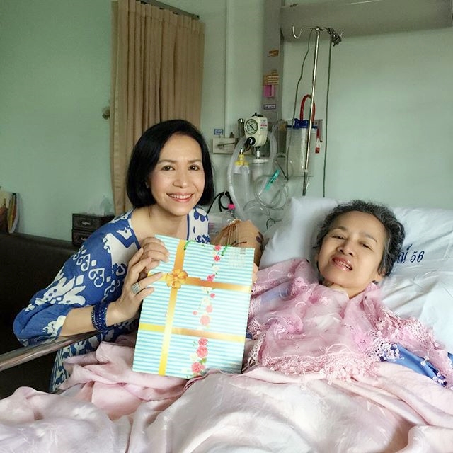 ตุ๊ก เดือนเต็ม เยี่ยมเพื่อนรัก ลินดา ค้าธัญเจริญ