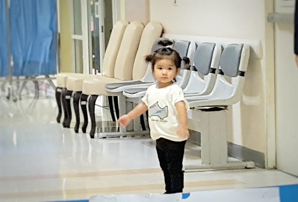 โบว์ แวนด้า เล่นกับน้องมะลิ ในวันที่ ปอ ทฤษฎี อาการดีขึ้น