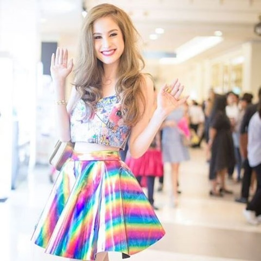 ขวัญ อุษามณี เบี้ยวขึ้นเวที