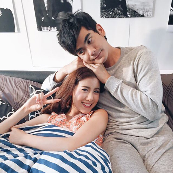 ฌอห์ณ เอสเธอร์ ปกนิตยสาร ขวัญเรือน