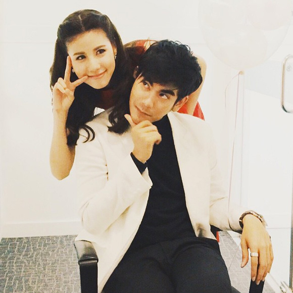 ฌอห์ณ เอสเธอร์ ปกนิตยสาร ขวัญเรือน