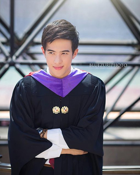 เจมส์ มาร์ รับปริญญา