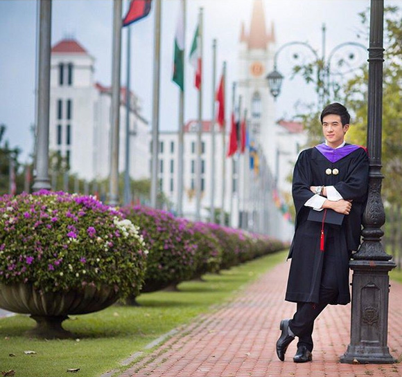 เจมส์ มาร์ รับปริญญา