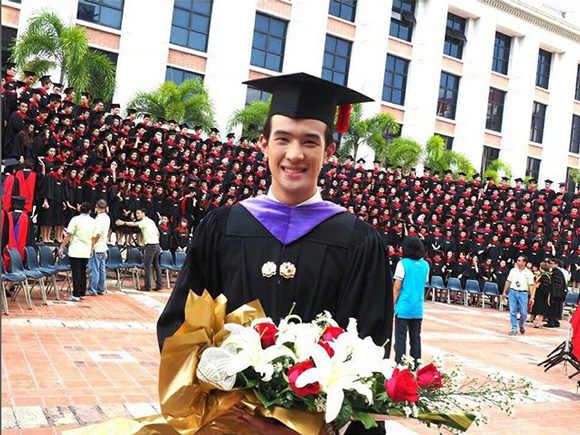 เจมส์ มาร์ รับปริญญา