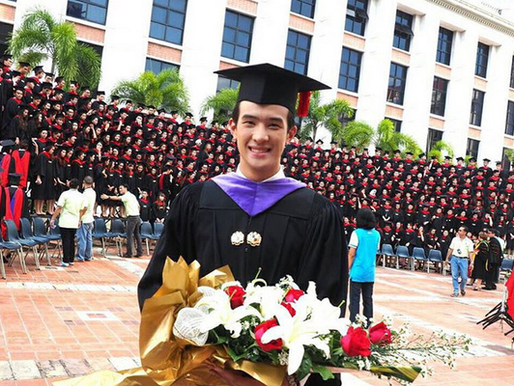 เจมส์ มาร์ รับปริญญา