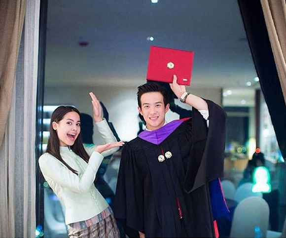 เจมส์ มาร์ รับปริญญา
