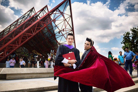 เจมส์ มาร์ รับปริญญา
