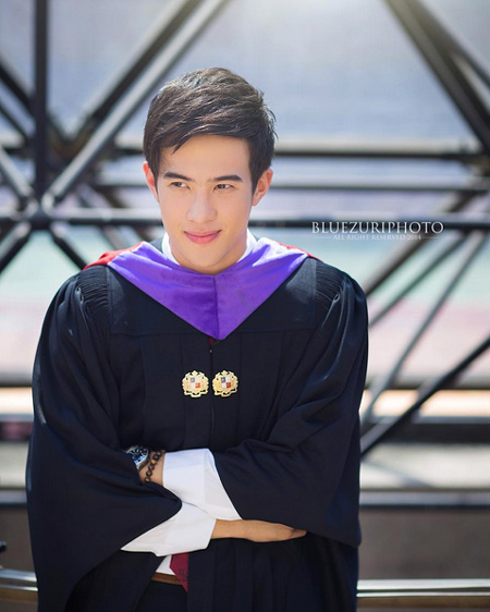 เจมส์ มาร์ รับปริญญา