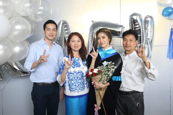 แก้ว FFK แก้ว จริญญา รับปริญญา