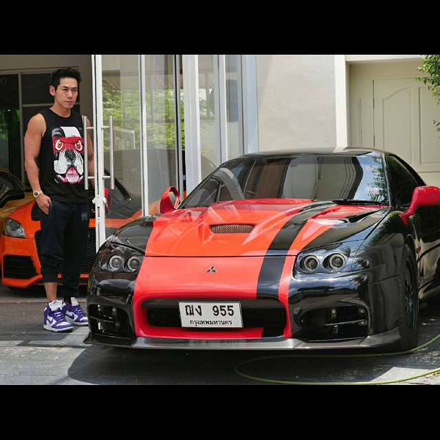 คลังรถสปอร์ต ดีเจเพชรจ้า
