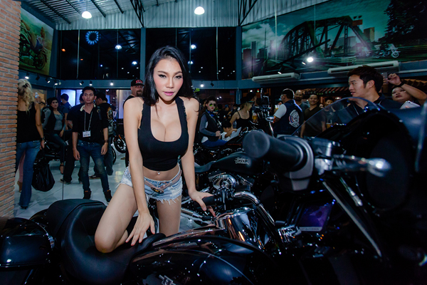 เอมมี่ อมลวรรณ โชว์ล้างรถ