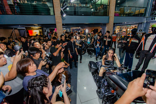 เอมมี่ อมลวรรณ โชว์ล้างรถ