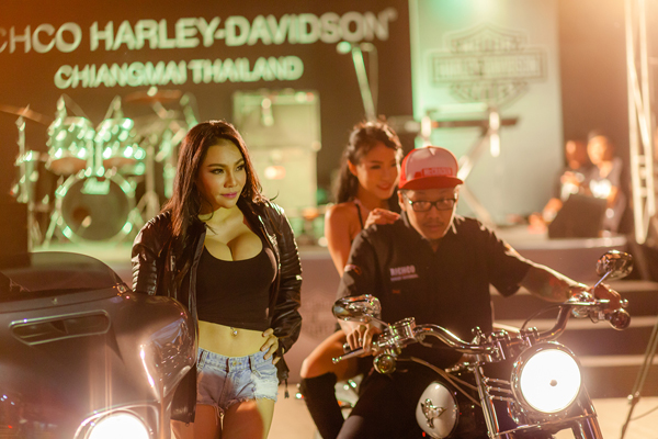 เอมมี่ อมลวรรณ โชว์ล้างรถ