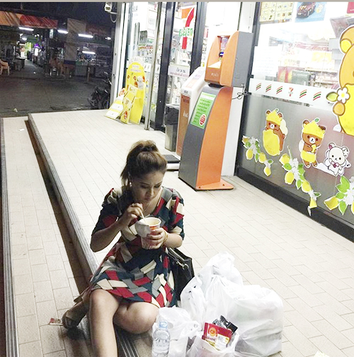 หญิงลี กินมาม่าหน้าเซเว่น