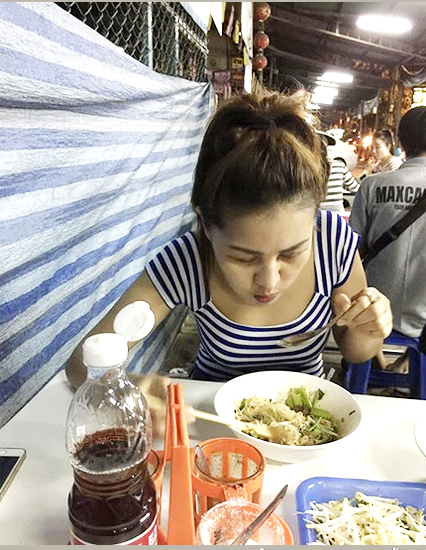 หญิงลี ศรีจุมพล