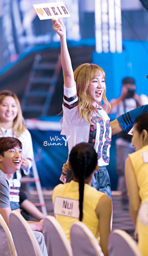 เจีย - มิน Miss A  ชูป้ายไฟ เวียร์ ศุกลวัฒ