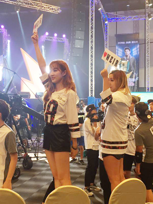 เจีย - มิน Miss A  ชูป้ายไฟ เวียร์ ศุกลวัฒ