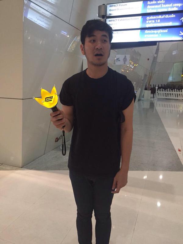 แสตมป์ อภิวัชร์ ต่อคิวชมคอนเสิร์ต Bigbang กับแฟน ๆ น่ารักอะ