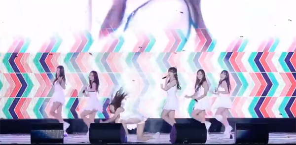 เวทีลื่นเป็นเหตุ เกิร์ลกรุ๊ปเกาหลีเต้นล้มแล้วล้มอีกกลางเวทีกว่า 5 ครั้ง